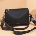 Bolso bandolera de nailon negro con correa ancha con letras y logo metálico dorado elegante - Negro