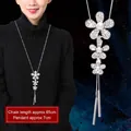 Sautoir élégant avec fleurs en perles blanches et strass brillants pour femmes - Fleur Blanche Argentée
