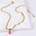 Dettaglio collana a catena serpente dorata con ciondolo rettangolare rosa gemma - Collana / Rosso