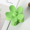Detailopname van een matte groene bloem haarklem op een minimalistische achtergrond - 7cm / Groen