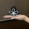 Pinza para el pelo de girasol con diamantes de imitación y perla blanca central - Plateado