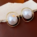 Vista macro detallada de perlas blancas engastadas en finos anillos circulares dorados - Perla Blanca Chapada en Oro Aro Dorado (HE15099)