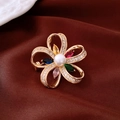 Dettaglio macro della spilla floreale in oro 18k con perle e gemme multicolori - Spilla 29# - Oro - Colorata - Placcatura In Oro Vero