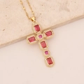 Dettaglio del ciondolo a croce placcato oro 18K con cristalli rossi e rosa - Rosso