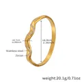 Détail de bracelet ondulé en acier inoxydable doré avec des zircons incrustés - Bracelet Vague Doré avec Zircon (Z455)