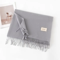 Morbida sciarpa grigia effetto cashmere con frange e etichetta minimalista - Senza Etichetta / Grigio Argento