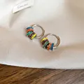 Silberne Creolen mit fünf lebendigen, bunten Emaille-Ringen im modernen Dopamin-Stil - Ring-Anhänger-Stil / Silber/Mehrfarbig