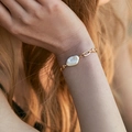 Elegante bracciale a maglie dorate con perla barocca, indossato al polso per un look chic - Catena d'Oro Perla Irregolare (KB0306)