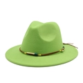 Dettaglio cappello fedora verde neon con cordoncino marrone e perline decorative - Verde mela