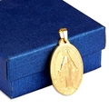 Ovaler 18K vergoldeter Edelstahl-Anhänger Jungfrau Maria auf einer blauen Schmuckschatulle - 2.3*3.5cm / Gold
