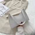 Elegante bolso de hombro blanco con textura de cocodrilo y diseño de media luna - Blanco