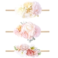 Detaillierte Nahaufnahme von drei Baby-Stirnbändern mit Stoffblumen und Nylonbändern - Rosa Weiß Beige Blumen-Set / FDZG-1