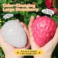 Giocattolo squishy fragola realistico che cambia colore da bianco a rosso al sole - Fragola Cambia Colore