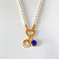 Élégant collier de perles avec fermoir cœur plaqué or 14K et pendentif gemme bleue - Lettre O