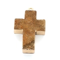 Vista de cerca de colgante de piedra natural en forma de cruz con borde dorado - 15x25-20x35mm / Naranja