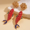 Details von Vintage-Koi-Ohrringen mit roter Emaille und blauen Kristallen auf Stein - Silbernadel / Rot
