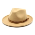 Detalle del sombrero fedora de lana caqui con banda de cuero marrón y hebilla de metal - M(56-58cm) / Camel
