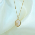 Dettaglio della collana placcata oro 14K con pietra naturale sfaccettata su seta - Giada Bianca
