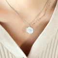 Asymmetrische Doppelketten-Halskette mit Sternmünzen-Anhänger in poliertem Edelstahl-Finish - Silberne Halskette / Silber