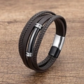 Vue détaillée d'un bracelet multicouche en cuir tressé marron avec fermoir en acier - Noir & Blanc