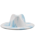 Detalle del sombrero fedora de lana tie-dye azul y blanco con un elegante ala ancha - Teñido Anudado Azul Blanco Textura (14)