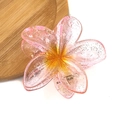 Dettaglio della clip per capelli a fiori rosa sfumati con glitter e trama acrilica - Giallo