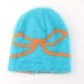 Nahaufnahme der hellblauen Strickmütze mit weichem Plüsch und orangefarbenem Schleifenmuster - L(58-62cm) / Seeblau