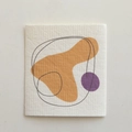 Éponge en pulpe de bois avec motif abstrait orange et violet sur support beige doux - Lignes abstraites