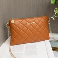 Elegante braune Stepptasche mit goldener Kette auf einem stilvollen Hintergrund - Braun