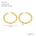 Detalle macro de pendientes de aro de cuerda en acero inoxidable chapado en oro 18k - Dorado