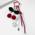 Portachiavi con ciliegia di peluche rossa fatta a mano, fiocco verde e gancio a stella - Croce di Cuore (LKC086)
