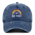 Gros plan sur la broderie arc-en-ciel et Be You sur une casquette en denim bleu foncé - Taille unique / Bleu marine