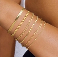 Détail d'un ensemble de six bracelets dorés avec mailles serpent et trombones superposés - Ensemble de 6 Pièces / Bracelet Doré Style 5