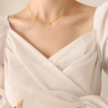 Collar de corazón minimalista en acero de titanio chapado en oro 18K en modelo con cuello en V - Dorado