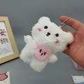 Dettaglio del ciondolo orsetto di peluche bianco con viso ricamato e borsa a cuore rosa - Versione Semplice Orso con Zainetto Bianco + Catenina a Sfere