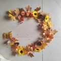 Dettaglio ghirlanda autunnale con foglie di acero, girasoli, pigne e bacche decorative - Stile di lusso