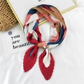 Carré de cou plissé avec motifs floraux rouges et marine sur texture soie blanche - Style 41 Plissé Floral Rouge