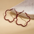 Dettaglio di orecchini a cerchio a forma di fiore rosso scuro su sfondo beige - Rosso (Perno per orecchini in argento sterling 925)