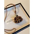 Mini collana portamonete in pelle leopardata con cordino intrecciato e chiusura in metallo - Leopardo Caffè Scuro