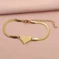 Dettaglio di un ciondolo a cuore dorato su una catena piatta a serpente con chiusura - Oro