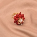 Anello a fiore con petali rossi, perla bianca e fascia dorata su sfondo di seta - Anello Fiore di Corallo Argento 925