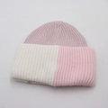 Berretto in maglia spessa tricolore con trama soffice nei toni del rosa e beige - Rosa Antico