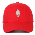 Détail de la casquette de baseball rouge avec broderie fantôme blanche sur le devant - Réglable / Rouge