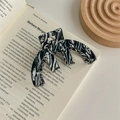 Dettaglio di un fermaglio per capelli in acetato con motivo marmo bianco e nero - Zebra Print