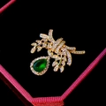 Détail de la broche avec goutte d'émeraude, feuille d'or et zircons incrustés - Style Nœud Feuille Goutte Verte (B883)