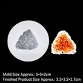 Molde de silicona para onigiri con modelo de arroz realista sobre fondo negro estético - B290 / Transparente