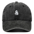 Gros plan d'une broderie de fantôme blanc sur une casquette en jean noir délavé - Noir