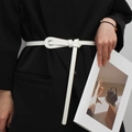 Ceinture fine blanche minimaliste en cuir avec boucle à nœud sur un blazer noir - Blanc