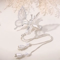Detalle de la pinza para el pelo de mariposa plateada con borlas y colgantes de perlas - Plateado