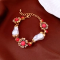 Dettaglio bracciale vintage dorato con fiori rossi e perle barocche naturali - Bracciale-Oro-Rosa